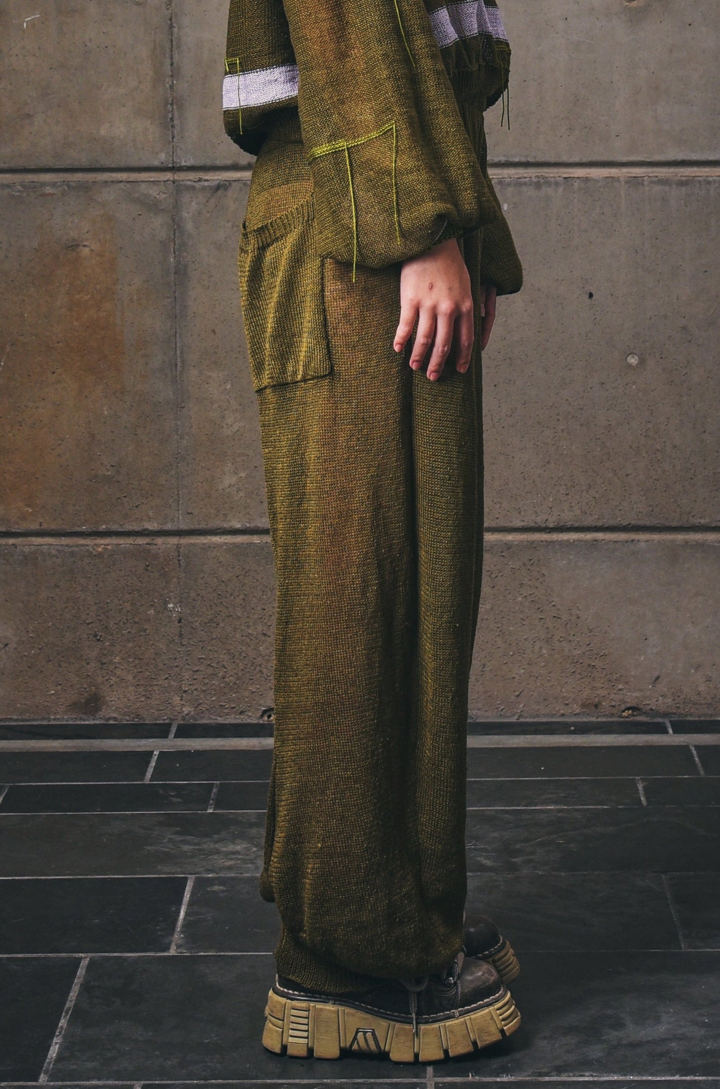 Arched Linen Knitwear Pants in Olive