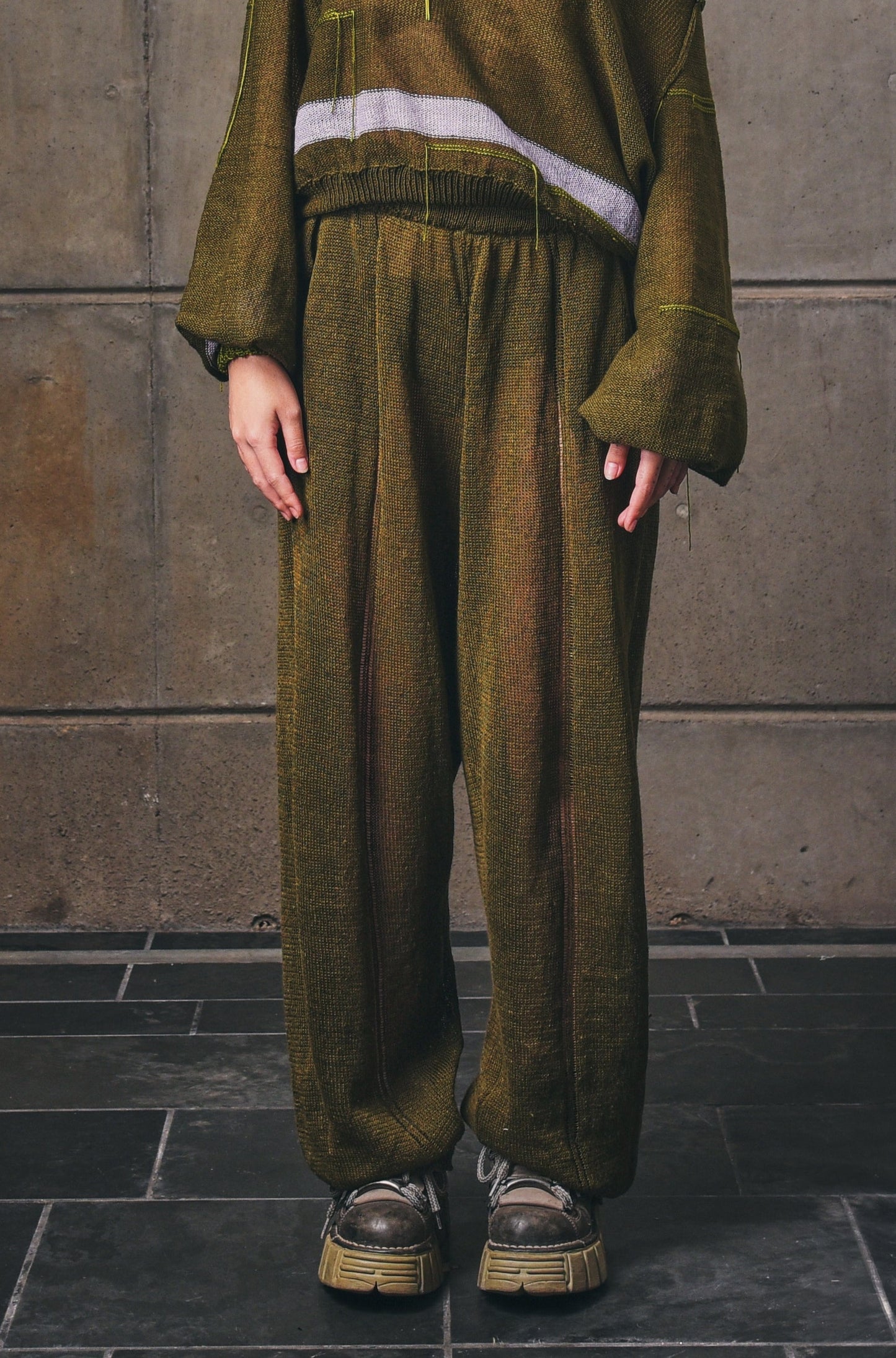 Arched Linen Knitwear Pants in Olive